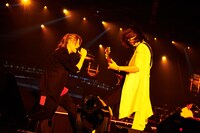 左からTERU（Vo）、TAKURO（G）。（撮影：田辺佳子）