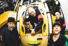 亜無亜危異。中央が仲野茂（Vo）。