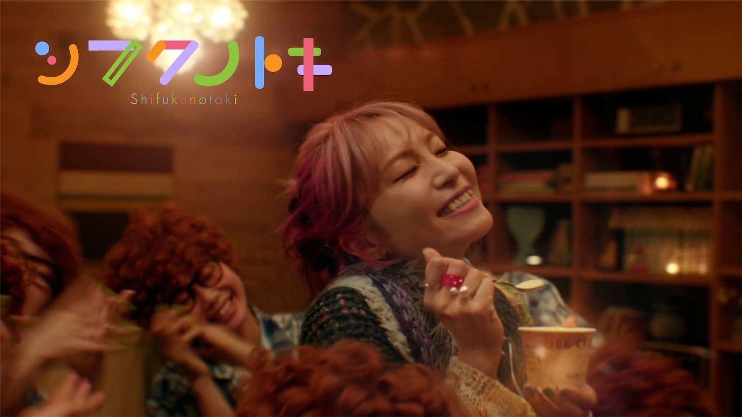 LiSA「シフクノトキ」ミュージックビデオより。
