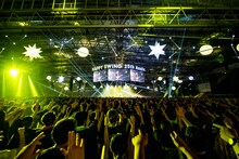 「GLAY LIVE TOUR 2022 ～We♡Happy Swing～ Vol.3 Presented by HAPPY SWING 25th Anniv.」幕張メッセ国際展示場9～11ホール公演の様子。（撮影：岡田裕介）