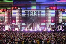 ももいろクローバーZ「ももクロ夏のバカ騒ぎ2022 -MOMOFEST-」の様子。(c)キングレコード