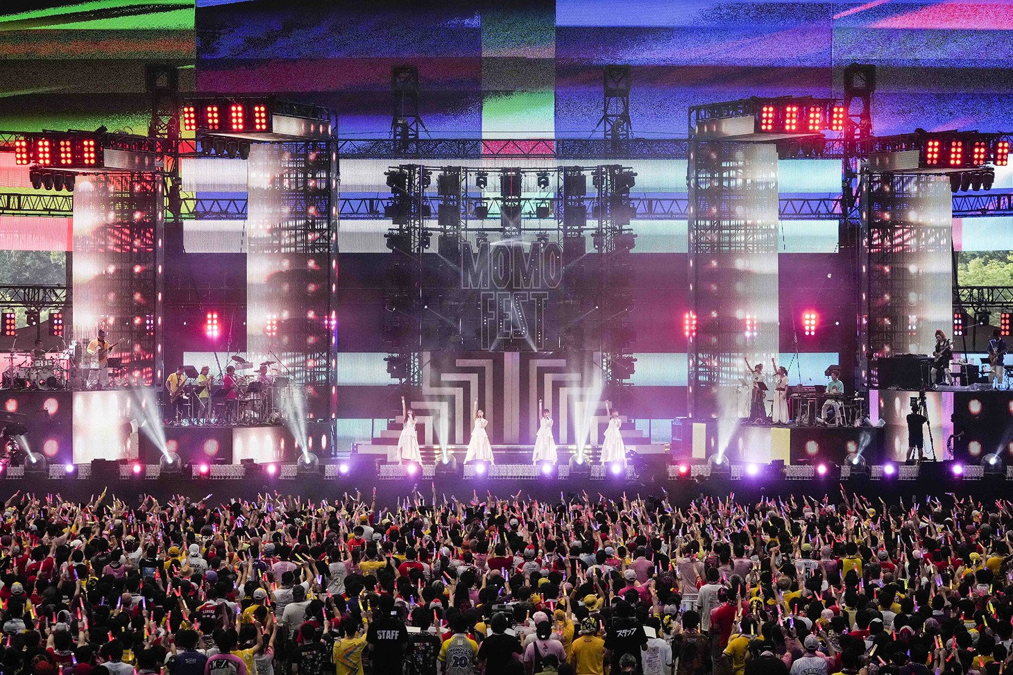 人気画像9位は「ももクロ夏のバカ騒ぎただいま！ベルーナドーム『MOMOFEST』にあふれた3年ぶりの充実感」より、ももいろクローバーZ「ももクロ夏のバカ騒ぎ2022 -MOMOFEST-」の様子。(c)キングレコード