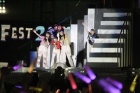 モノノフに手を振りながら退場するももいろクローバーZ。(c)キングレコード