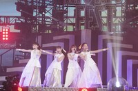 ももいろクローバーZ「ももクロ夏のバカ騒ぎ2022 -MOMOFEST-」の様子。(c)キングレコード