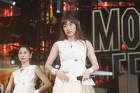 左から玉井詩織、佐々木彩夏。(c)キングレコード