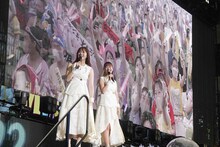 水着席を笑顔で見渡す佐々木彩夏と高城れに。(c)キングレコード