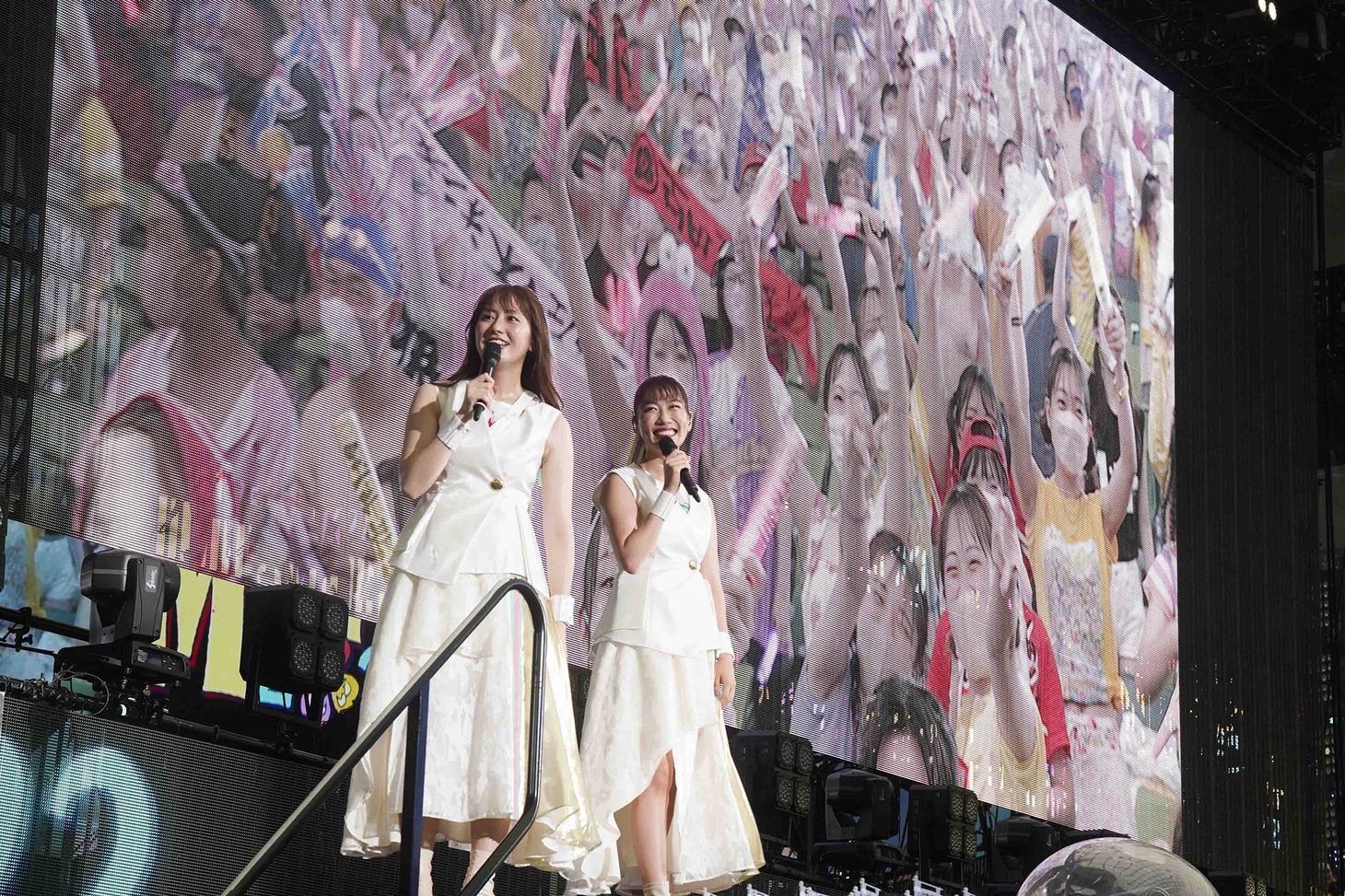 水着席を笑顔で見渡す佐々木彩夏と高城れに。(c)キングレコード