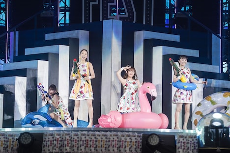 浮き輪や水鉄砲を持って登場したももいろクローバーZ。(c)キングレコード