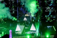 DJショーを披露するTeddyLoid。(c)キングレコード