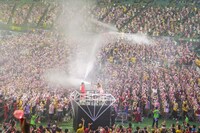 放水銃で客席に水を浴びせるももいろクローバーZ。(c)キングレコード