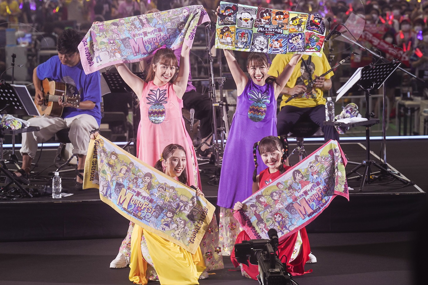 「ツヨクツヨク」の最後にタオルを広げるももいろクローバーZ。(c)キングレコード