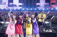 人気画像10位は「ももクロ夏のバカ騒ぎただいま！ベルーナドーム『MOMOFEST』にあふれた3年ぶりの充実感」より、ももいろクローバーZ「ももクロ夏のバカ騒ぎ2022 -MOMOFEST-」の様子。(c)キングレコード