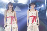 左から佐々木彩夏、百田夏菜子。(c)キングレコード