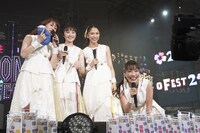 生配信のカメラに向かって話しかけるももいろクローバーZ。(c)キングレコード