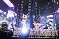 「ココ☆ナツ」を披露するももいろクローバーZ。(c)キングレコード