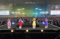 ももいろクローバーZ「ももクロ夏のバカ騒ぎ2022 -MOMOFEST-」の様子。(c)キングレコード