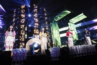 「Hanabi」を歌唱するももいろクローバーZ。(c)キングレコード