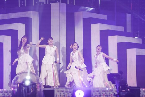 ももいろクローバーZ「ももクロ夏のバカ騒ぎ2022 -MOMOFEST-」の様子。(c)キングレコード