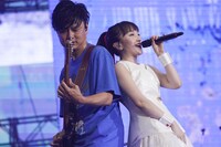 左から佐藤大剛（G）、百田夏菜子。(c)キングレコード