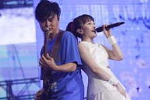 左から佐藤大剛（G）、百田夏菜子。(c)キングレコード