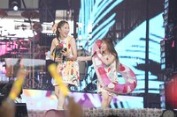 左から玉井詩織、佐々木彩夏。(c)キングレコード