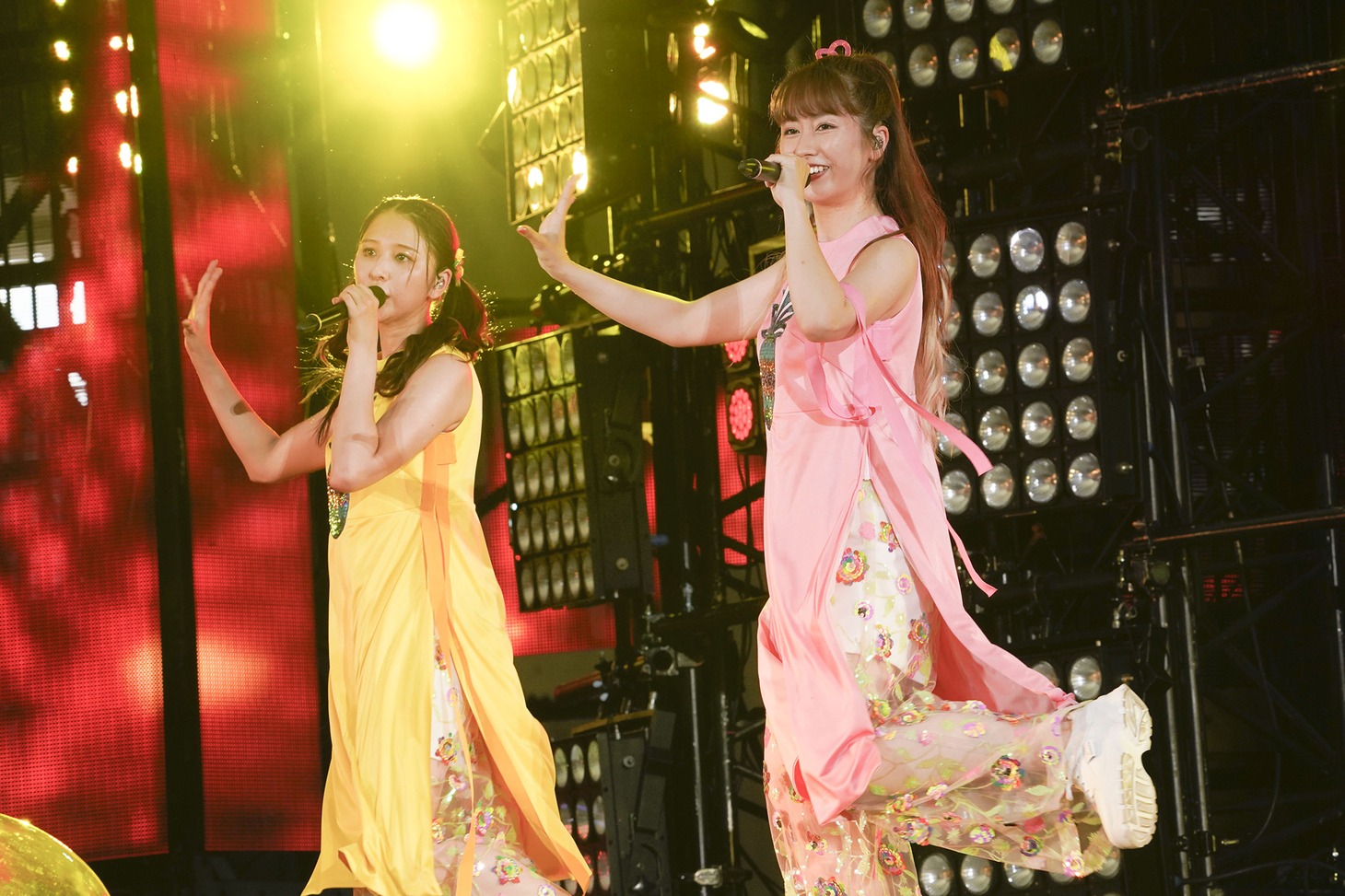 左から玉井詩織、佐々木彩夏。(c)キングレコード