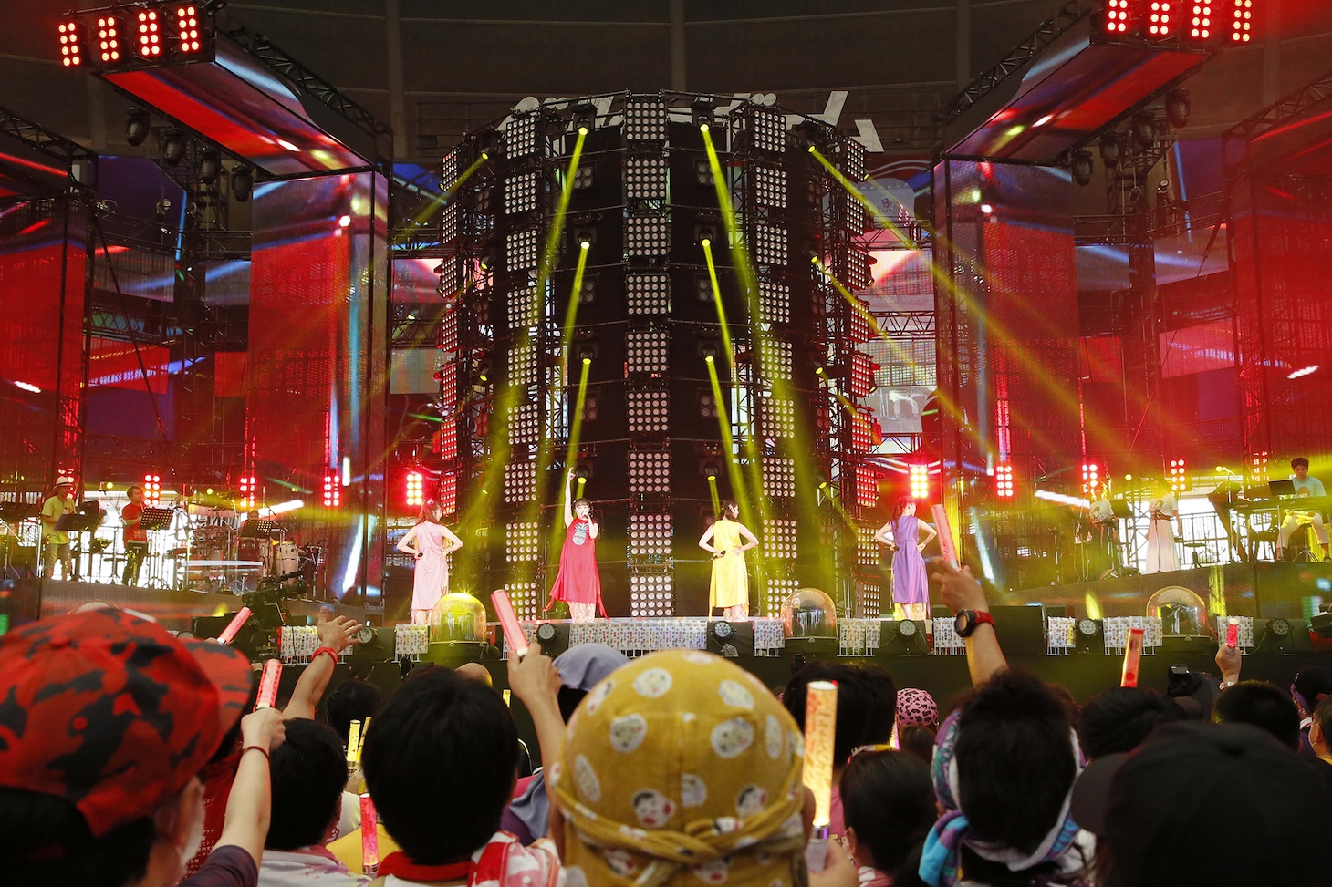 ももいろクローバーZ「ももクロ夏のバカ騒ぎ2022 -MOMOFEST-」の様子。(c)キングレコード