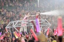 放水銃で客席に水を浴びせる佐々木彩夏と百田夏菜子。(c)キングレコード