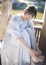 日向坂46東村芽依「見つけた」楽天ブックス限定版表紙 (c)藤本和典 / 白夜書房