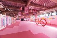 「Strawberry Summer!! すとぷり 夏の苺文化祭!!」より、「クラスの出し物」コーナーの様子。