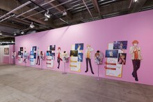 「Strawberry Summer!! すとぷり 夏の苺文化祭!!」より、「資料室」コーナーの様子。