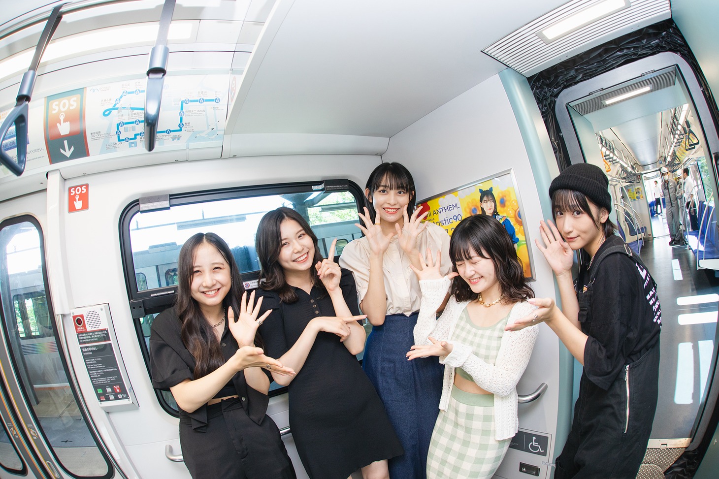 新交通ゆりかもめの車両に乗るDevil ANTHEM.。