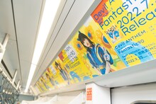 新交通ゆりかもめの車両に掲示されたDevil ANTHEM.の広告。