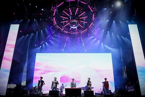 TOMORROW X TOGETHER「Lollapalooza」のステージでの様子。(P)&(C)BIGHIT MUSIC