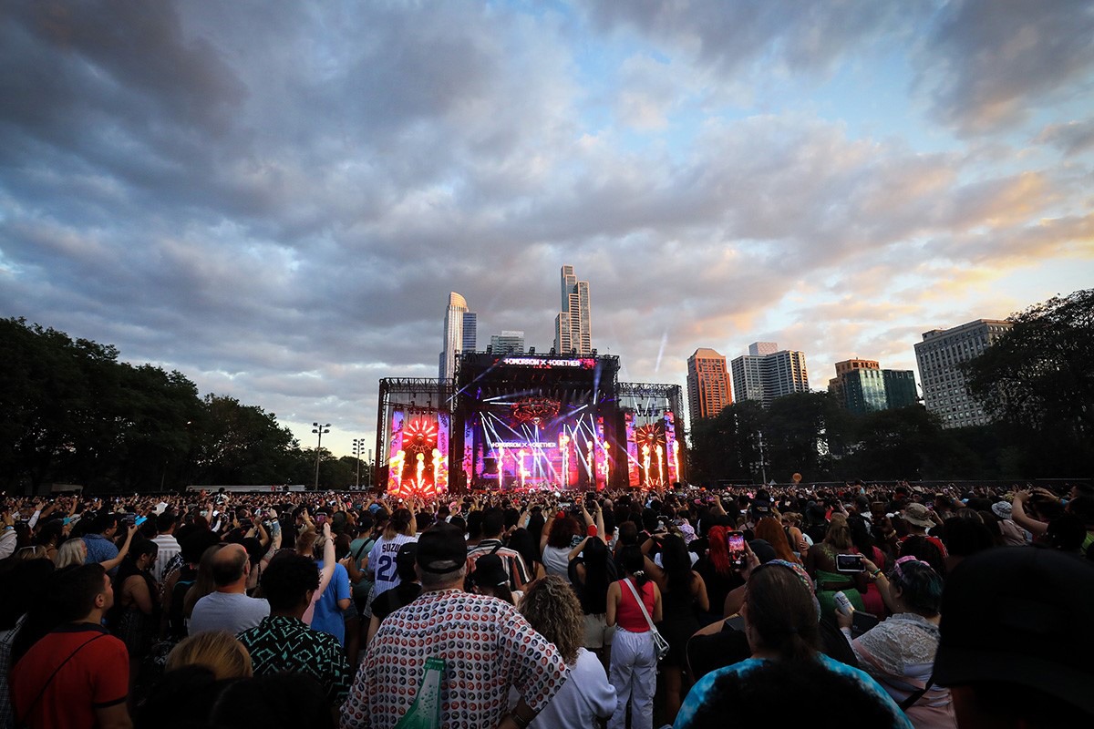 「Lollapalooza」でTOMORROW X TOGETHERのステージを見届ける観客。(P)&(C)BIGHIT MUSIC
