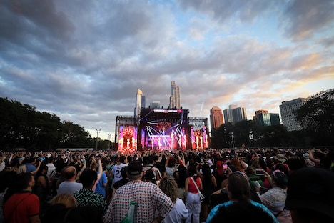 「Lollapalooza」でTOMORROW X TOGETHERのステージを見届ける観客。(P)&(C)BIGHIT MUSIC
