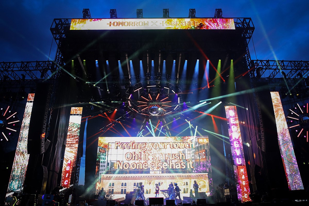 TOMORROW X TOGETHER「Lollapalooza」のステージでの様子。(P)&(C)BIGHIT MUSIC