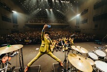 ステージ上で記念撮影をする東京スカパラダイスオーケストラとALI。（撮影：勝永裕介）