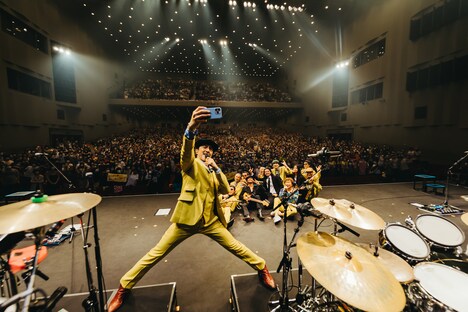 ステージ上で記念撮影をする東京スカパラダイスオーケストラとALI。（撮影：勝永裕介）
