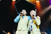 「DOWN BEAT STOMP」で肩を組む谷中敦（Baritone Sax）と大森はじめ（Per）。（撮影：勝永裕介）