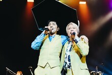 「DOWN BEAT STOMP」で肩を組む谷中敦（Baritone Sax）と大森はじめ（Per）。（撮影：勝永裕介）