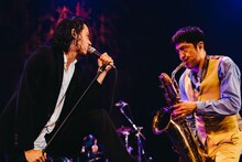 LEO（ALI / Vo）と谷中敦（Baritone Sax）。（撮影：勝永裕介）