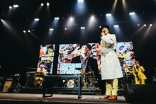 渋谷先生に扮した谷中敦（Baritone Sax）。（撮影：勝永裕介）