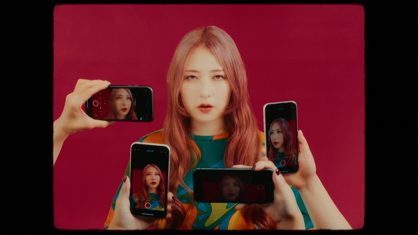 GLIM SPANKY「シグナルはいらない」ミュージックビデオより。
