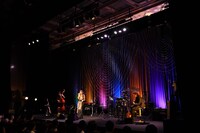 TRUE「Acoustic Live 2022 TRUE NOTE page1.」の様子。