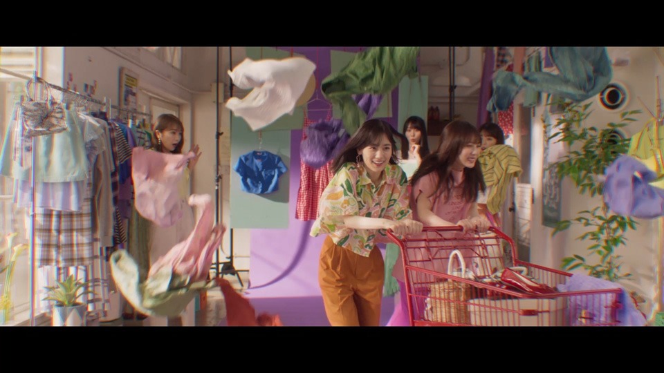 乃木坂46「好きというのはロックだぜ！」ミュージックビデオより。