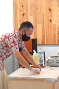 石濱匡雄のワークショップ「パロタ作り」実演の様子。
