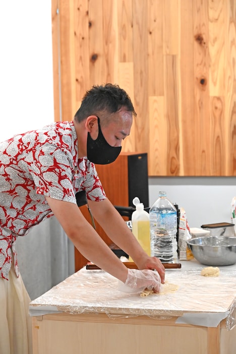 石濱匡雄のワークショップ「パロタ作り」実演の様子。