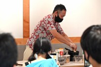 石濱匡雄のワークショップ「パロタ作り」実演の様子。