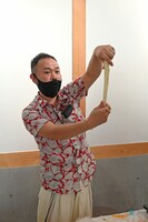 石濱匡雄のワークショップ「パロタ作り」実演の様子。